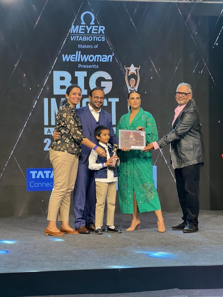 Dr. Mohit Saraogi receiving the big impact awards 2024 by Guest Neha Dhupia